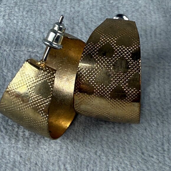 Textured Gold Tone 3/4 Hoop Earrings Pierced Post Back Heart Pattern Engraved - Picture 3 of 16